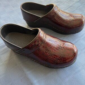 Sanita Dark Red Faux- Croco Leather mules / clogs - size 38 / 8